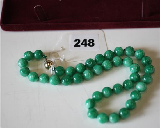 Jade bead necklace with 9ct gold clasp
